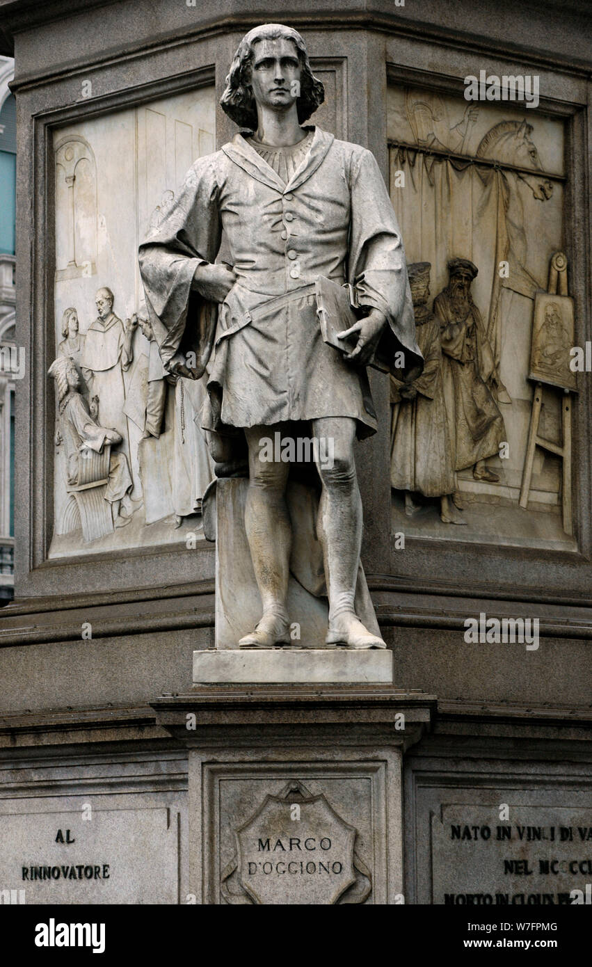 Statua del pittore Marco d'Oggiono (1470-1549). Dettaglio scultoreo del monumento a Leonardo da Vinci, da Pietro Magni, 1872. Milano, Italia. Foto Stock