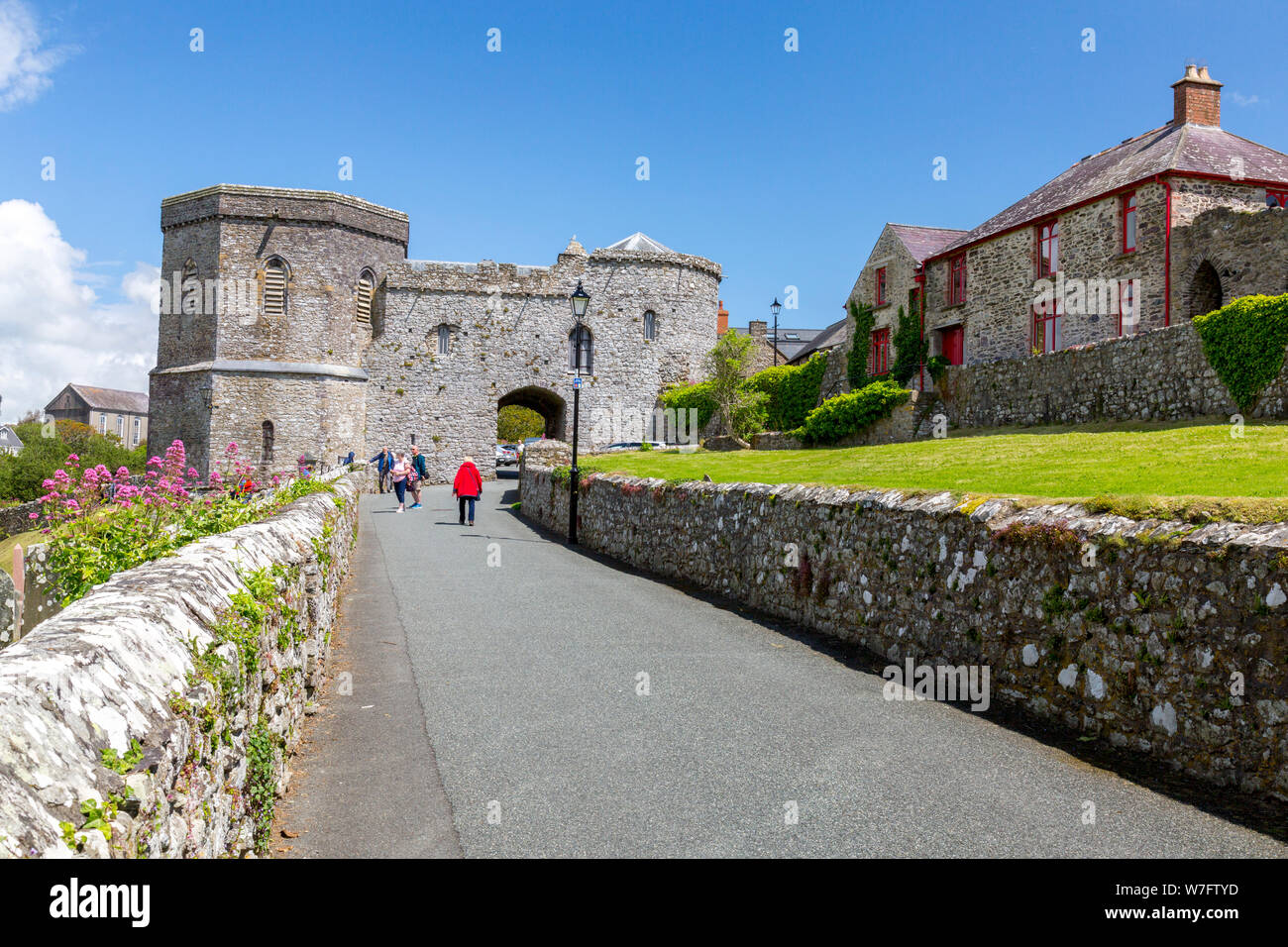 La storica torre trecentesca porta in St Davids, Pembrokeshire, Wales, Regno Unito Foto Stock