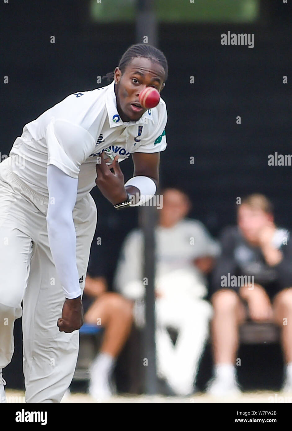 A Henfield UK 6 agosto 2019 - Inghilterra fast bowler Jofra Archer in azione per il Sussex secondo undici team di cricket contro Gloucestershire secondi al Blackstone cricket ground vicino a Henfield appena a nord di Brighton . Jofra Archer spera di dimostrare la sua idoneità così egli può giocare contro l'Australia nel prossimo test match credito : Simon Dack / Alamy Live News Foto Stock