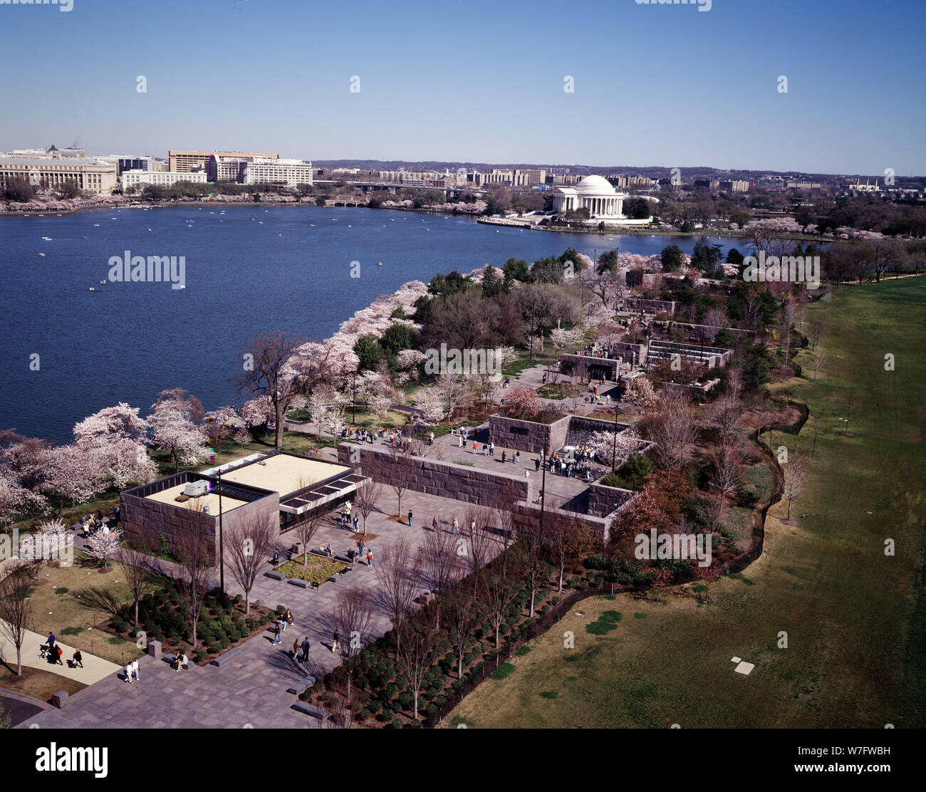 Vista aerea di Washington D.C., mostrando la FDR Memorial in primo piano a Cherry Blossom Festival tempo, con il Potomac Tidal Basin e il Jefferson Memorial anche in vista Foto Stock
