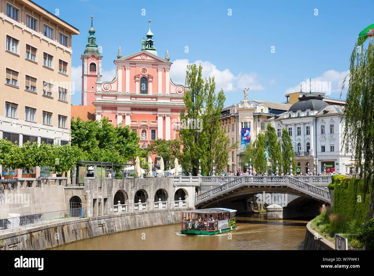 Fiume Ljubljanica Tour crociera in barca attraverso il centro di Ljubljana aftergoing sotto il triplice ponte city center Ljubljana Slovenia EU Europe Foto Stock