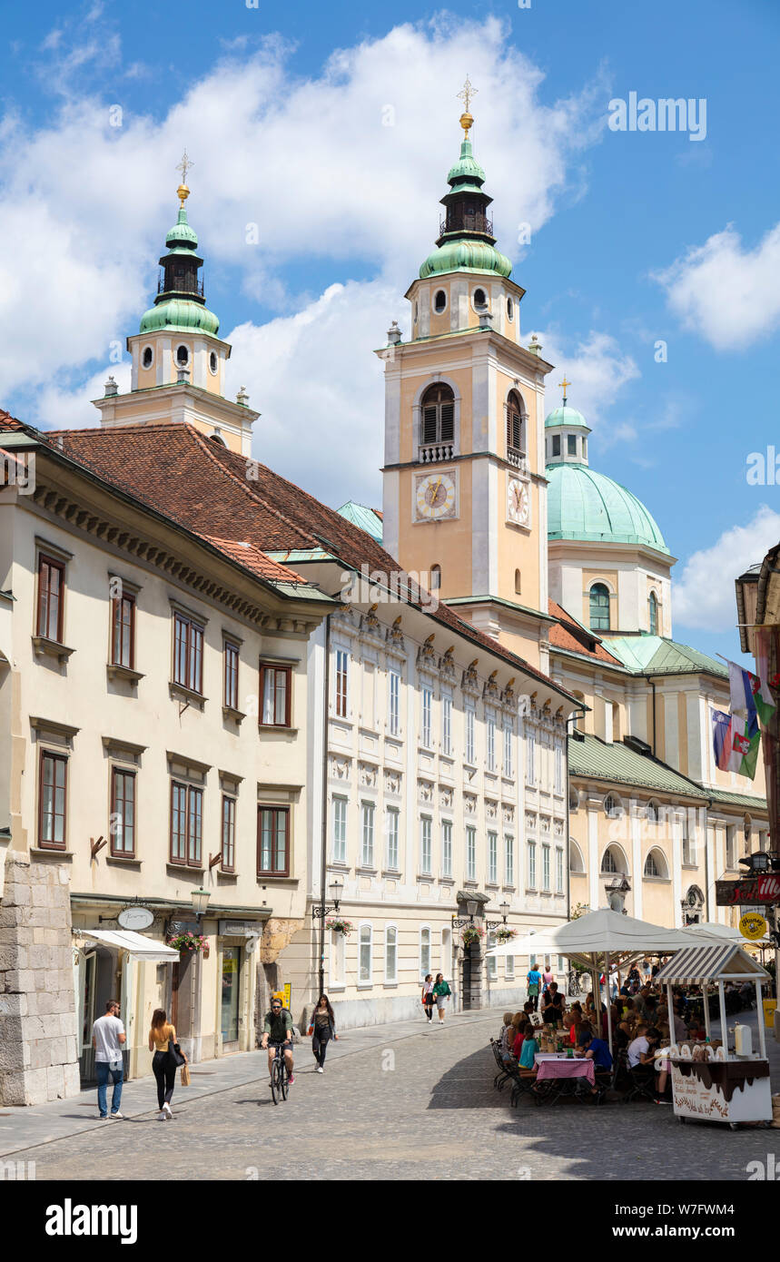 Persone che camminano verso la cattedrale cattolica romana Cattedrale di Lubiana su Cirillo Metodio Piazza Città Vecchia Ljubljana Slovenia eu Europe Foto Stock