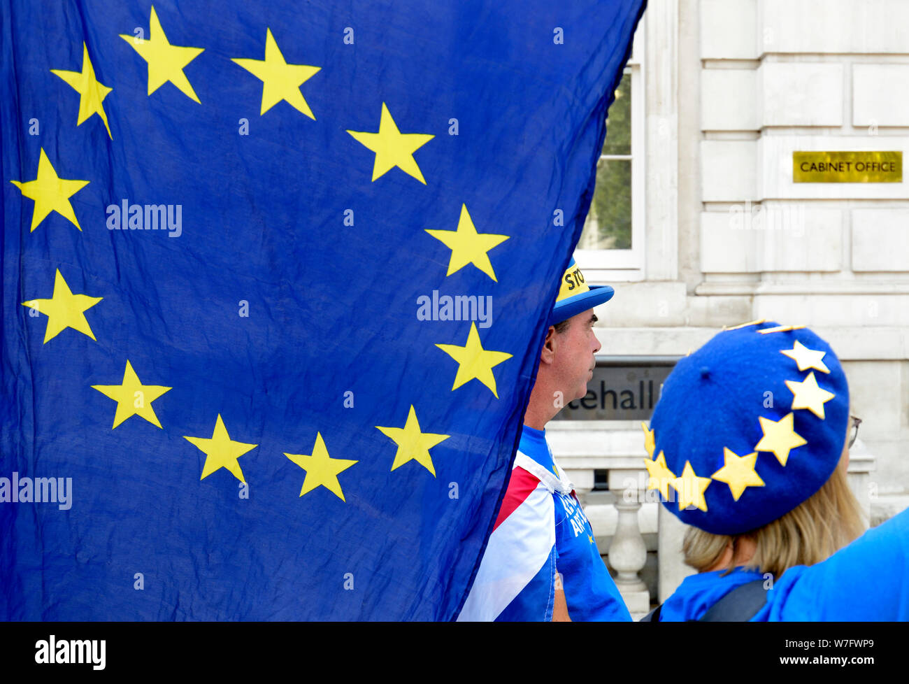 Londra, Inghilterra, Regno Unito. Steve Bray, anti-Brexit diruttori (SODEM - Stand di Defiance Movimento Europeo) all'esterno del Cabinet Office in Whitehall, 2 agosto Foto Stock