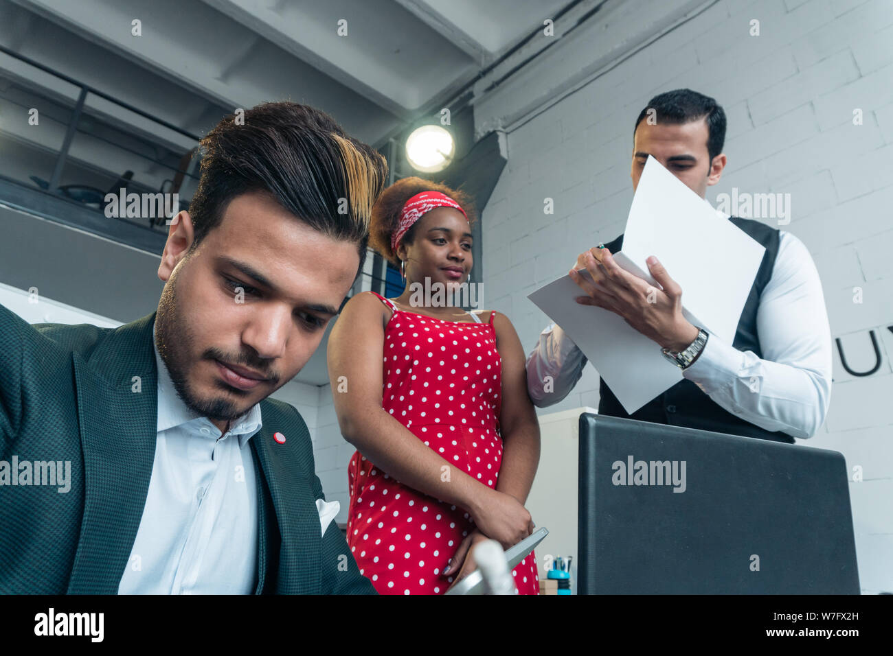 Il Direttore Generale firma un contratto con la società internazionale sotto appalti. International Business project Foto Stock