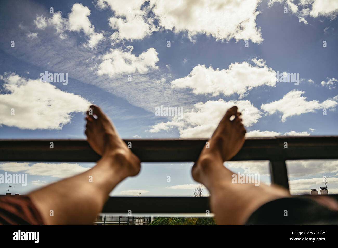 Prima Persona POV di un uomo con i piedi fino Foto Stock