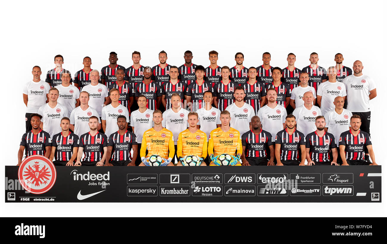 Eintracht Frankfurt presenta la sua squadra, la fila superiore da sinistra a destra: Marijan CAVAR (42), TUTA (35), Danny da Costa (24), Davide Abramo (19), Marco RUSS (23), Evan NDICKA (2), Lucas TORRO (goalró) (16), Goncalo PACIENCIA (39), Timothy CHANDLER (22), Dominik KOHR (28), Ante REBIC (4), Djibril SOW (8). Seconda fila da sinistra a destra: Adi HUETTER (Hutter) (capo allenatore), Christian PEINTINGER (Co-allenatore), Armin REUTERSHAHN (Co-allenatore), Gelson Fernandes (5), almamy TOURE (18), Filip KOSTIC (10), Daichi KAMADA (40), Erik DURM (25), Dejan JOVELJIC (7), Makoto HASEBE (20), Markus MURRER (preparatore atletico), M Foto Stock