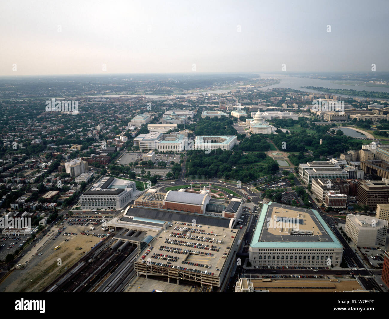 Vista aerea con un focus su Union Station Terminal e le sue vie e la città principale del post office edificio accanto. Gli Stati Uniti Capitol è in distanza. Washington, D.C. Foto Stock