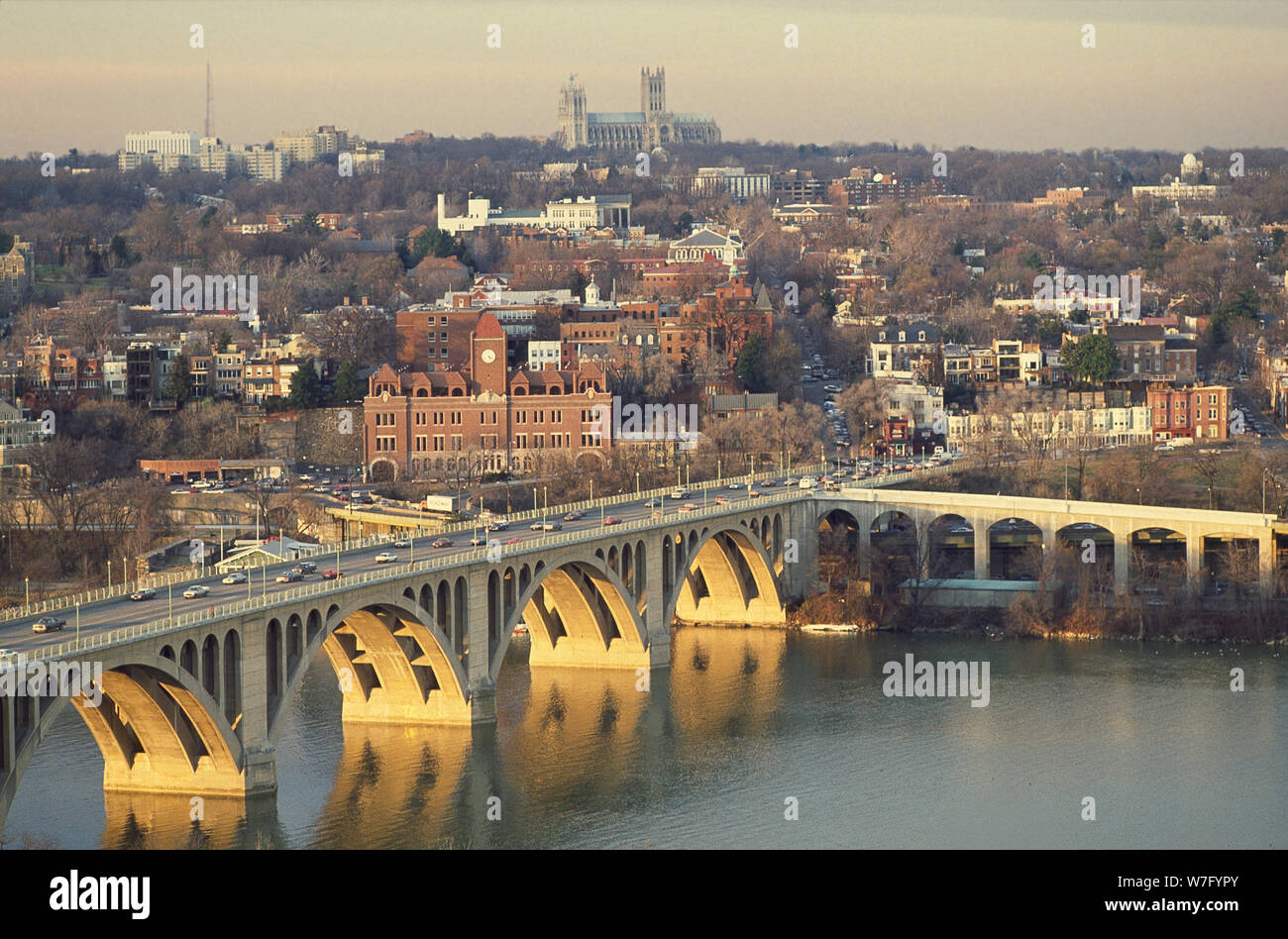 Vista aerea con un focus su Francis Scott Key Bridge tra Northern Virginia e il quartiere di Georgetown, a Washington, D.C. Foto Stock
