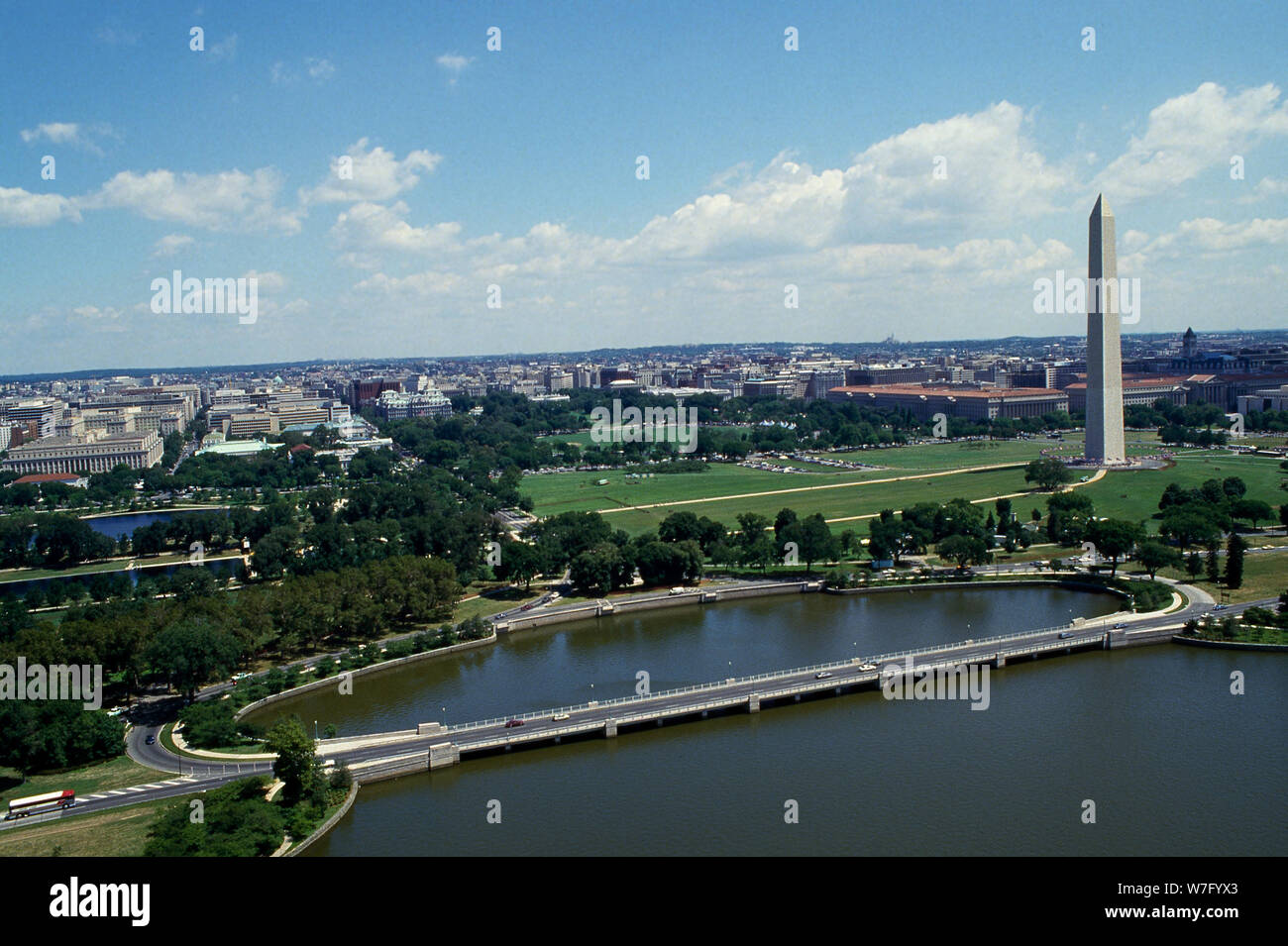 Vista aerea con un focus sul Fiume Potomac Tidal Basin e il Monumento di Washington, Washington, D.C. Foto Stock