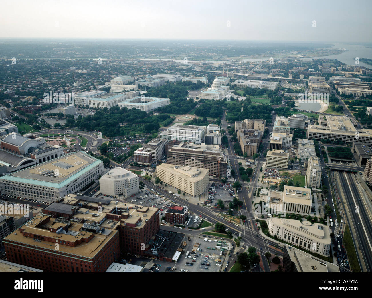 Vista aerea con un focus sulla città e sul suo principale ufficio postale, Union Station Terminal, a sinistra, e gli Stati Uniti Capitol, sopra. Washington, D.C. Foto Stock