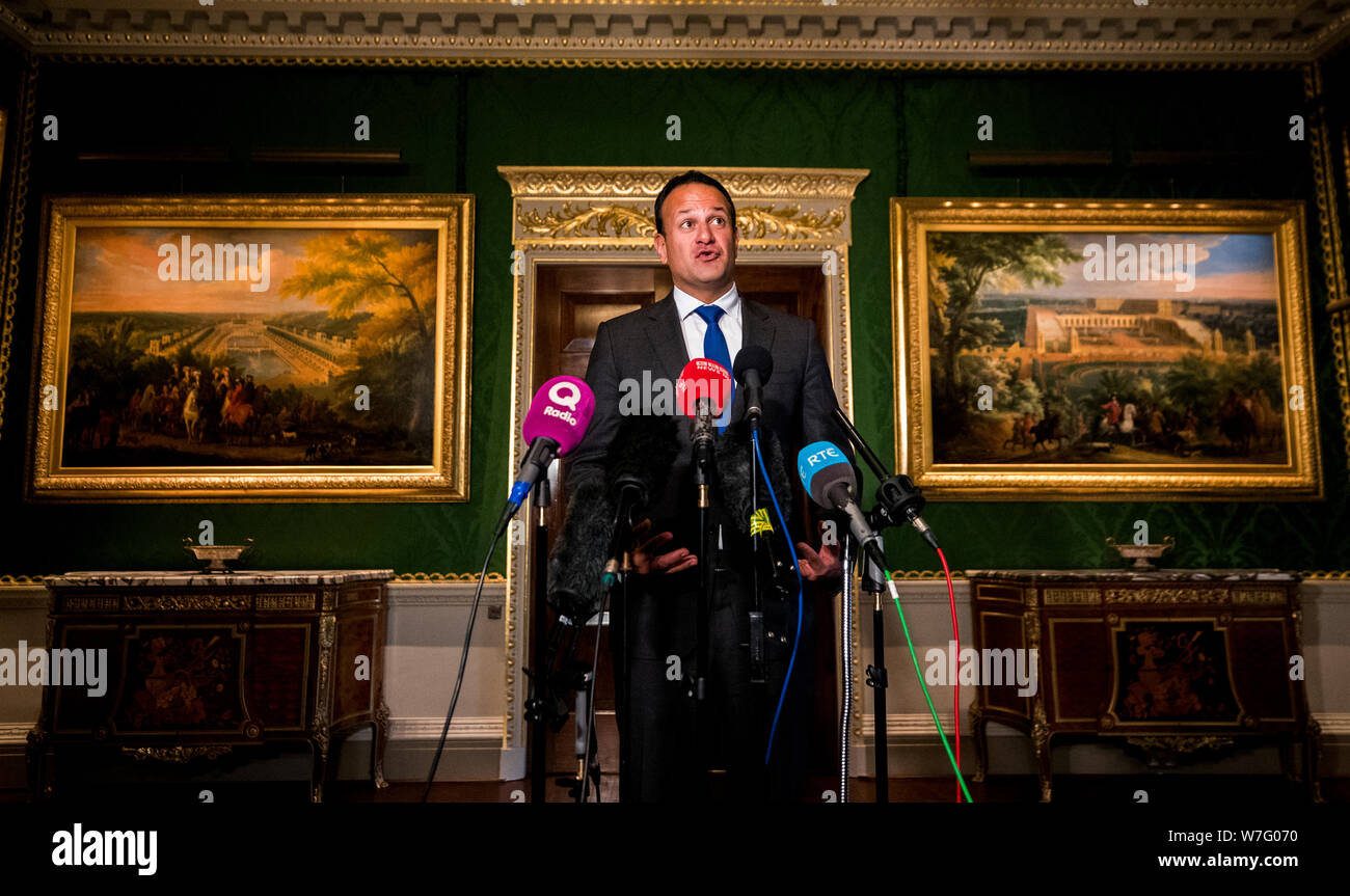 Taoiseach Leo Varadkar parlando ai media, dopo aver visitato il castello di Hillsborough in Hillsborough, Irlanda del Nord. Foto Stock