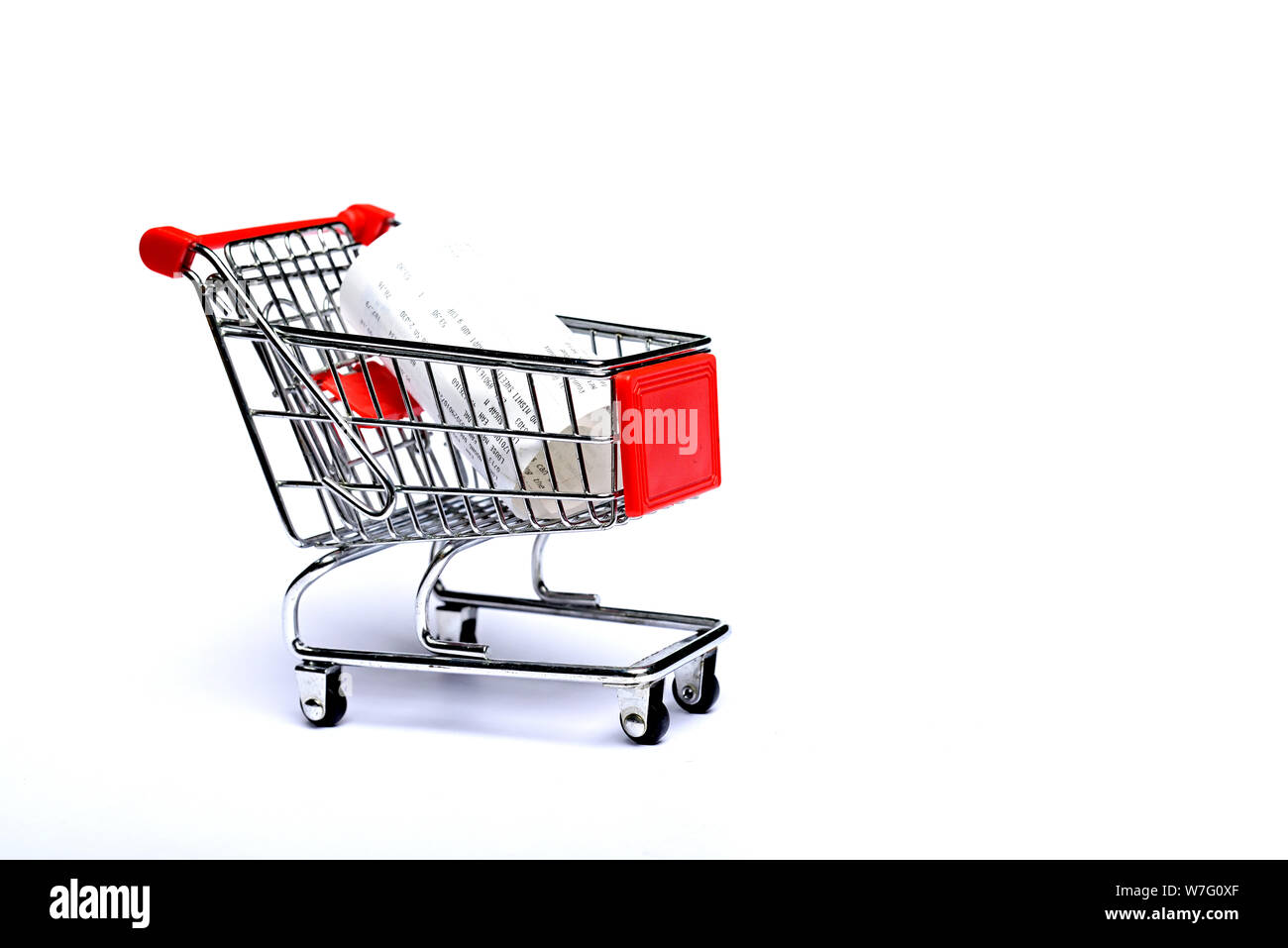 Carrello con ricevuta isolati su sfondo bianco. Concetto di spese alimentari e del consumismo. Foto Stock