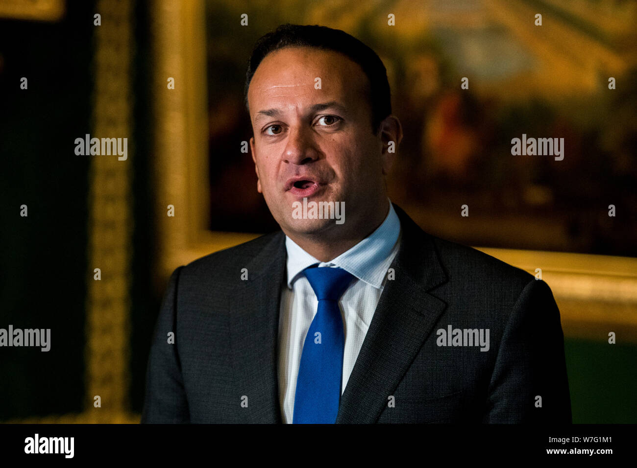 Taoiseach Leo Varadkar parlando ai media, dopo aver visitato il castello di Hillsborough in Hillsborough, Irlanda del Nord. Foto Stock