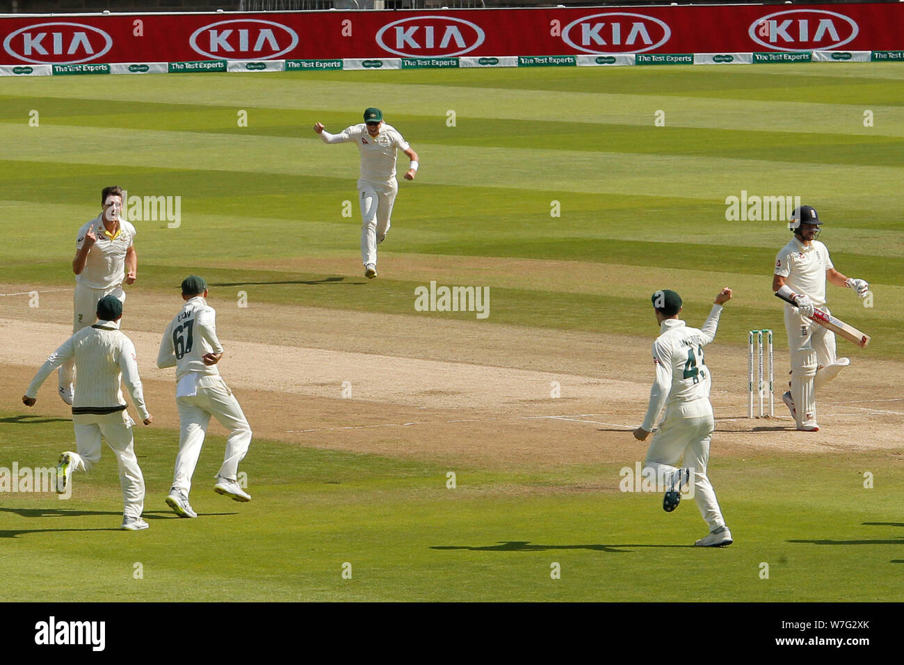 BIRMINGHAM, Inghilterra. 04 AGOSTO 2019: Pat di Cummins l Australia celebra tenendo il paletto di Rory ustioni di Inghilterra durante il giorno 5 del primo Specsavers Ceneri Test Match, a Edgbaston Cricket Ground, Birmingham, Inghilterra. Foto Stock