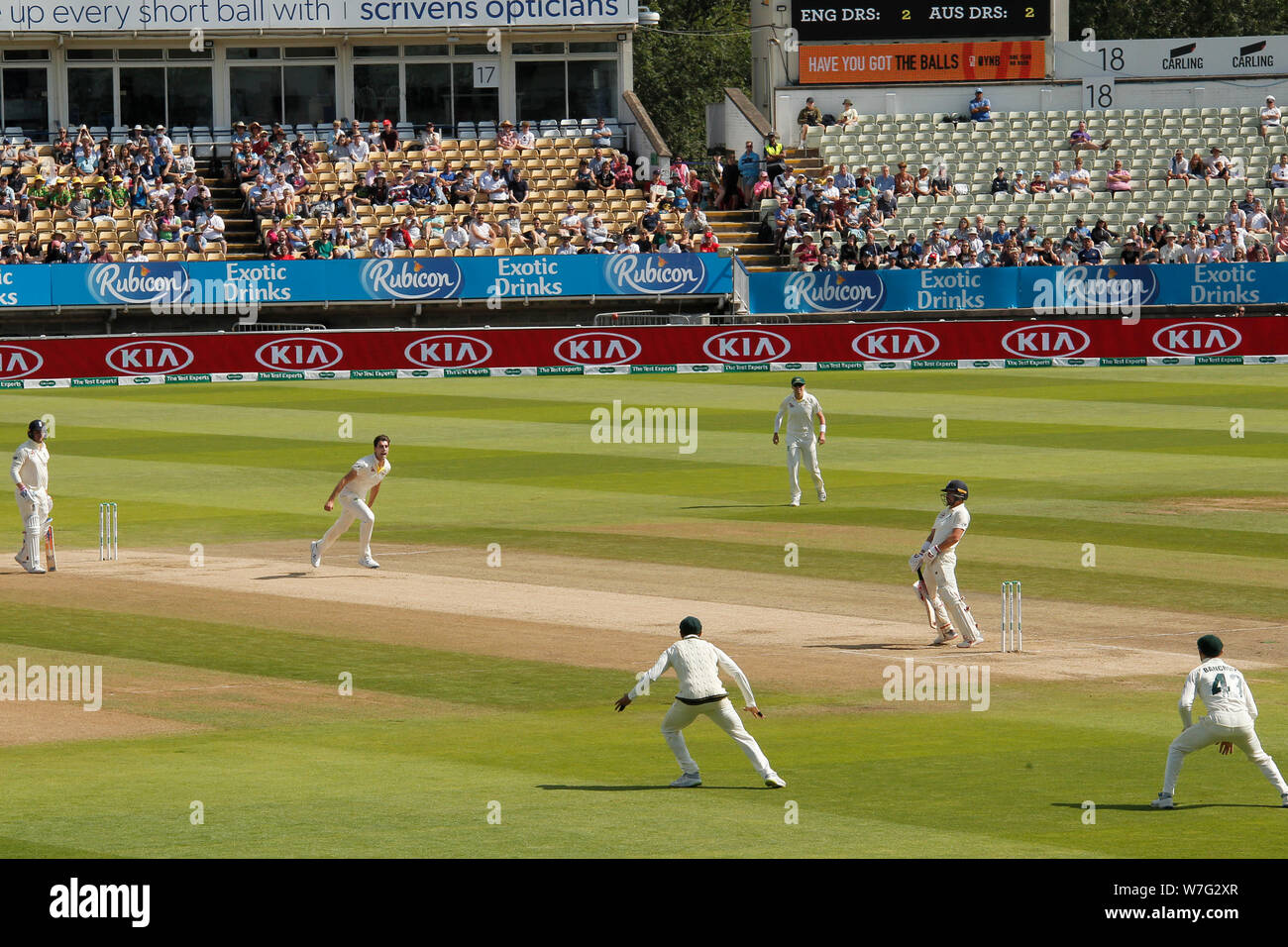 BIRMINGHAM, Inghilterra. 04 AGOSTO 2019: Rory ustioni di Inghilterra gioca un colpo e viene catturato dalla Nathan Lyon di Australia off il bowling di Pat Cummins durante il giorno 5 del primo Specsavers Ceneri Test Match, a Edgbaston Cricket Ground, Birmingham, Inghilterra. Foto Stock