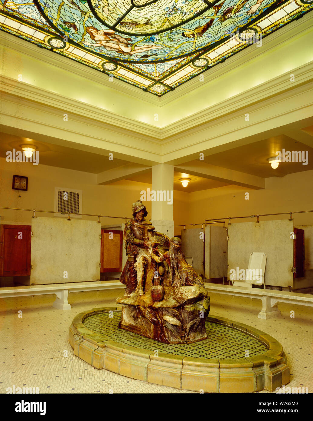 Un indiano cameriera riversa le acque per explorer Hernando De Soto in uomini della vasca da bagno a Fordyce Bathhouse, Helena, Arkansas Foto Stock