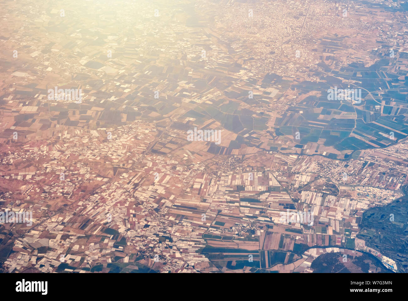 Vista aerea della città scape dalla finestra di aeroplano Foto Stock