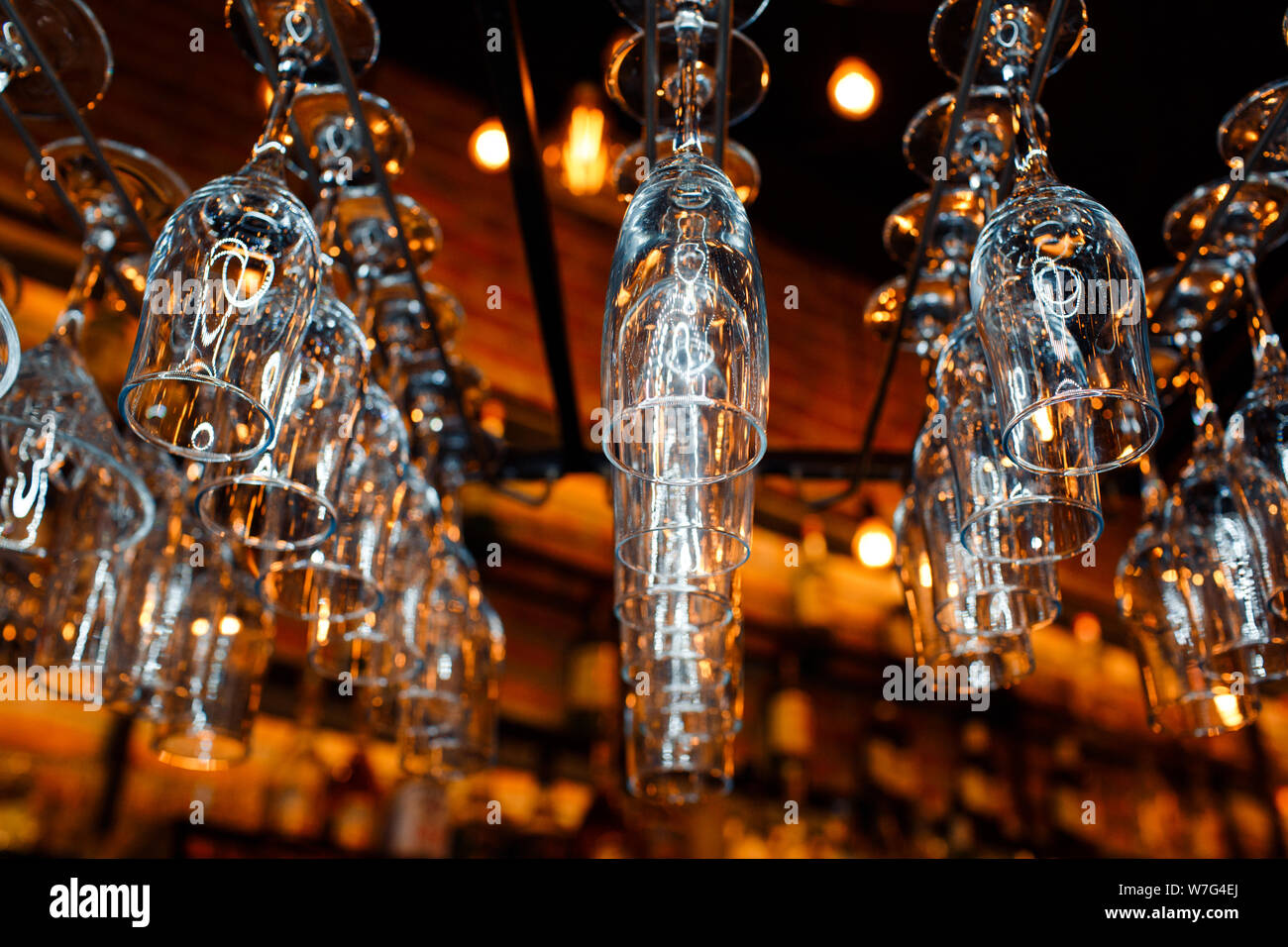 Svuotare i bicchieri puliti per lo champagne e vino presso il bar. Foto Stock