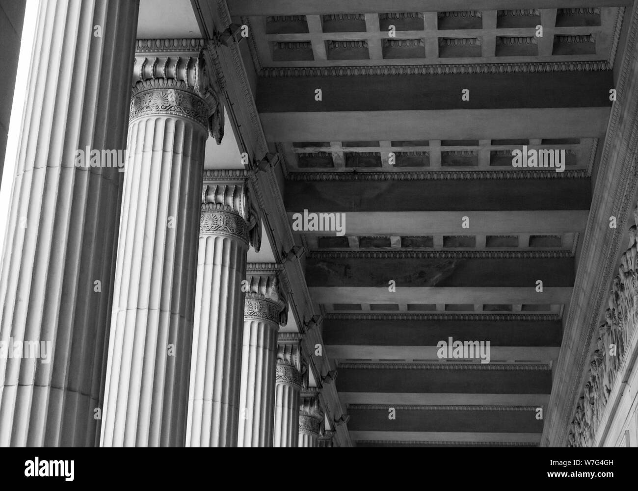 Molte vecchie colonne greche con la riflessione. Foto Stock
