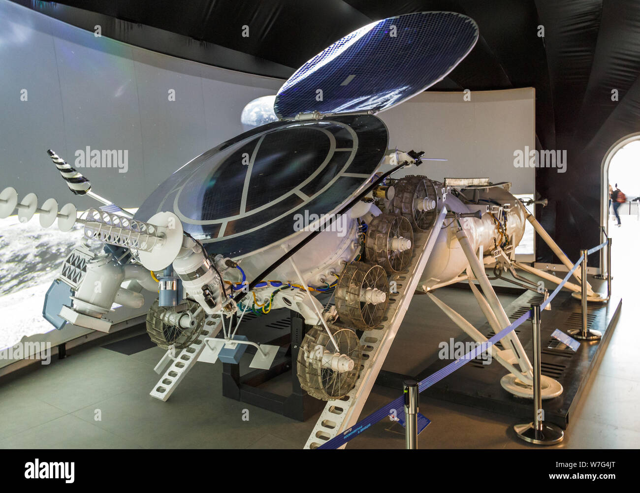 Mosca, Russia - 28 Novembre 2018: interno dello spazio dedicato al padiglione VDNH. Lunokhod Moonwalker era una serie di robotica sovietica Rover lunari progettato t Foto Stock