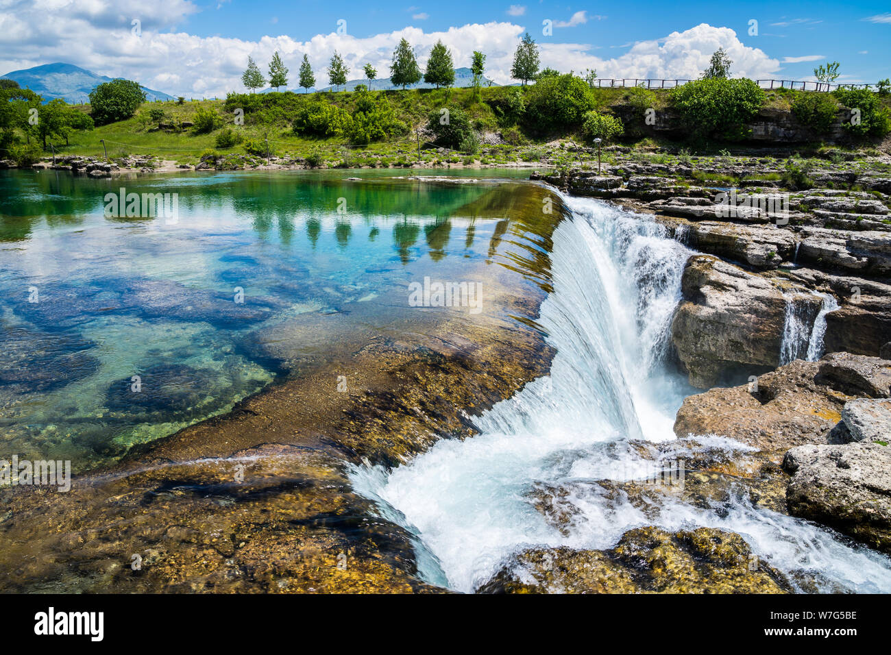 Montenegro, la spettacolare cascata di Podgorica, chiamato cascate del Niagara di fiume cijevna acque azzurre nel verde incontaminato paesaggio naturale Foto Stock