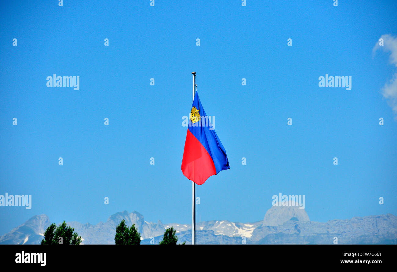 24 luglio 2019, il Liechtenstein VADUZ: la bandiera nazionale del Liechtenstein - Il Principato del Liechtenstein è di 300 anni. Essa è stata fondata il 15 agosto 1719, tra la Svizzera e l'Austria. Il capitale è Vaduz (nell'immagine). Foto: Volkmar Heinz/dpa-Zentralbild/ZB Foto Stock