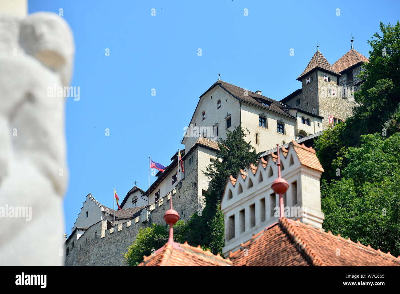 24 luglio 2019, il Liechtenstein VADUZ: Vaduz Castello a Triesenberg - Il Principato del Liechtenstein è di 300 anni. Essa è stata fondata il 15 agosto 1719, tra la Svizzera e l'Austria. Il capitale è Vaduz (nell'immagine). Foto: Volkmar Heinz/dpa-Zentralbild/ZB Foto Stock