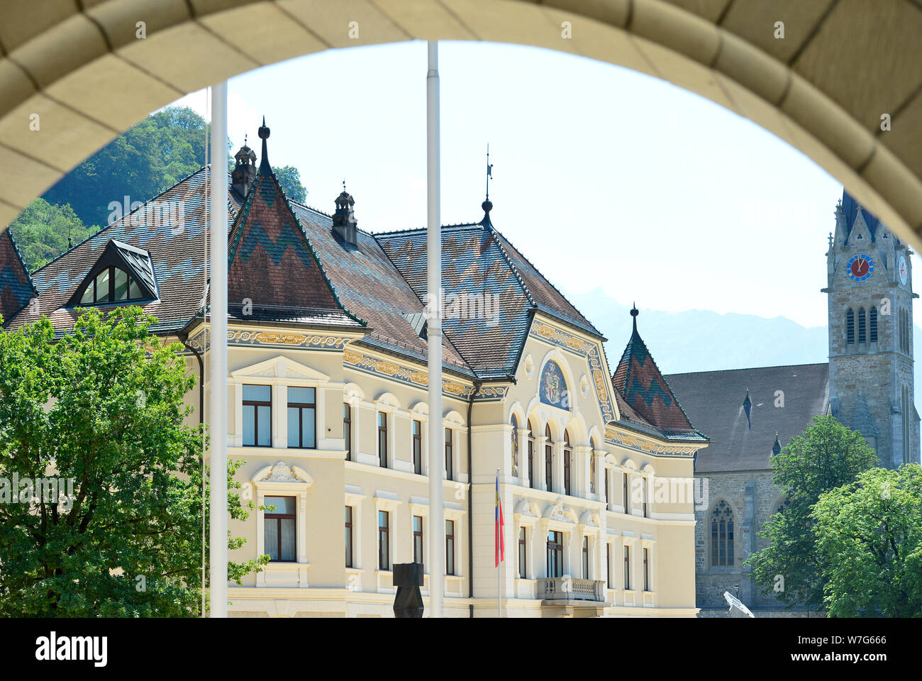 24 luglio 2019, il Liechtenstein VADUZ: Il Principato del Liechtenstein è di 300 anni. Essa è stata fondata il 15 agosto 1719, tra la Svizzera e l'Austria. Il capitale è Vaduz (nella foto il palazzo del governo e la cattedrale). Foto: Volkmar Heinz/dpa-Zentralbild/ZB Foto Stock