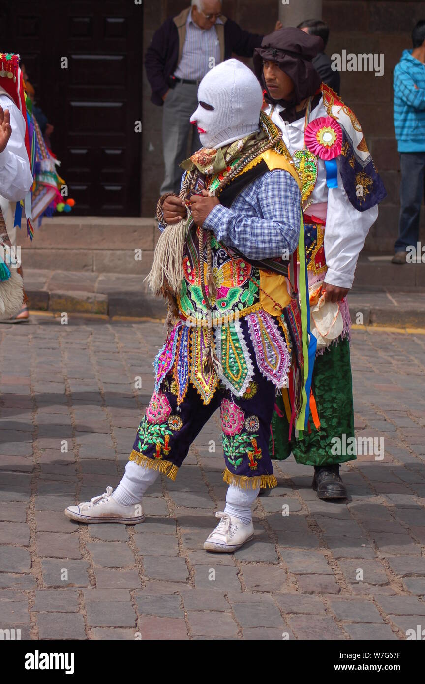 Balaclava uomo al carnevale in Cusco Peru Foto stock - Alamy