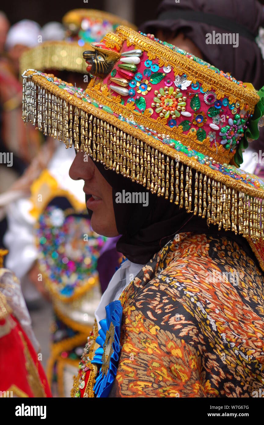 Bellissimi costumi e arcobaleno di colori a carnevale in Cusco Peru Foto  stock - Alamy