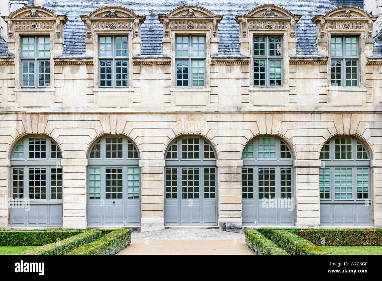 L'architettura francese nel giardino del Hotel de Sully, Parigi, Francia Foto Stock