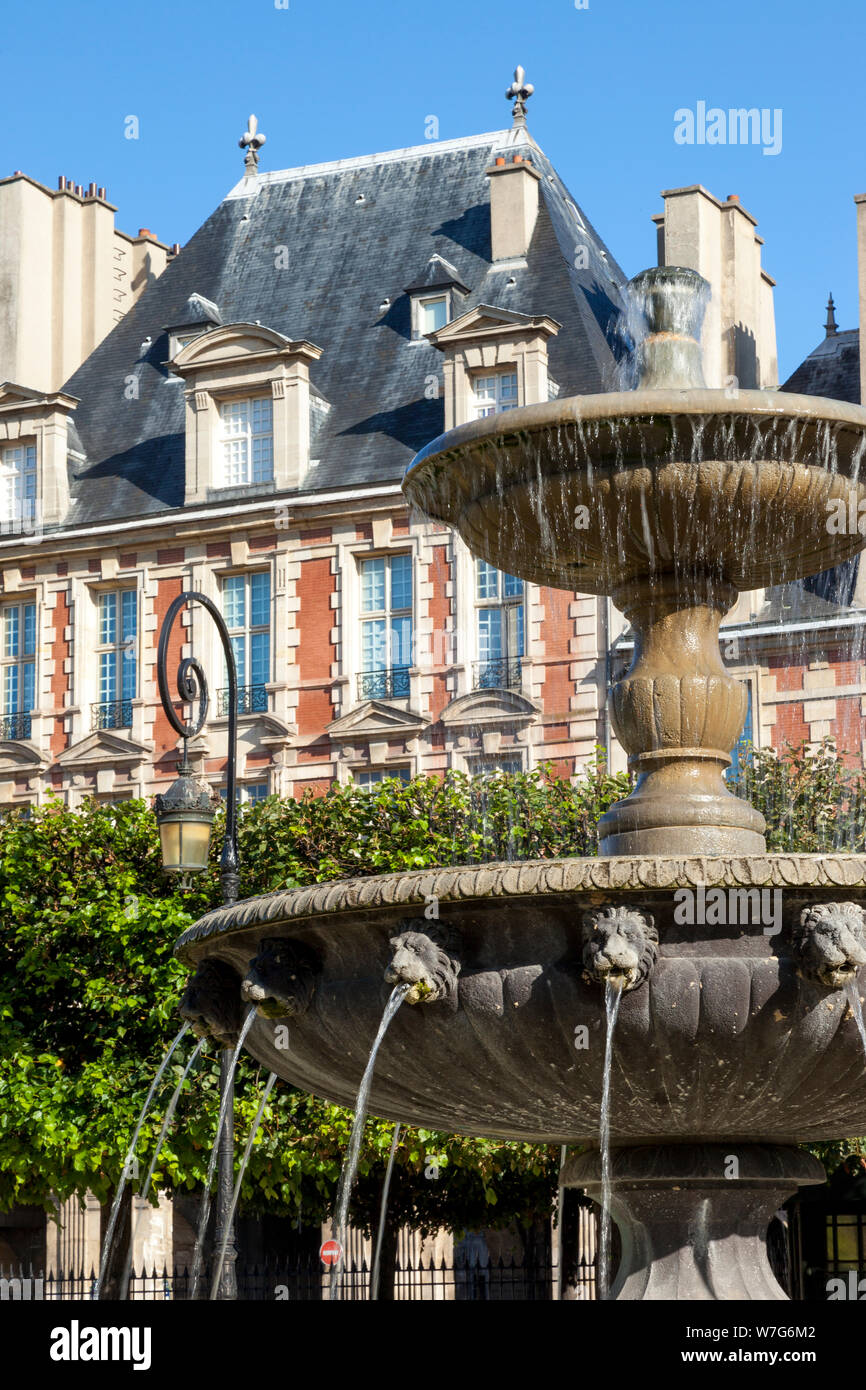 Fontana e architettura in Place des Vosges - la più antica piazza di Parigi e dell' Ile-de-France, Francia Foto Stock