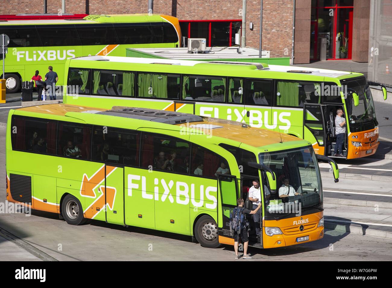 Flixbusses presso la stazione degli autobus in Frankfurt am Main al Stuttgarter Strasse 26 | Utilizzo di tutto il mondo Foto Stock