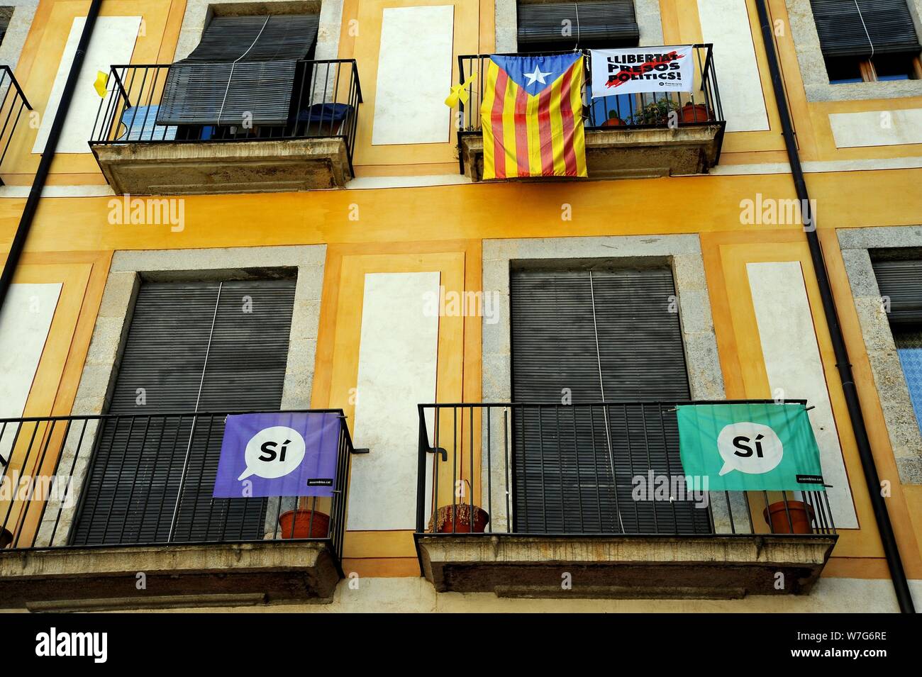 Edificio con il catalano di bandiere e striscioni di protesta in favore della Repubblica e la liberazione dei prigionieri politici - Maggio 2019 | Utilizzo di tutto il mondo Foto Stock