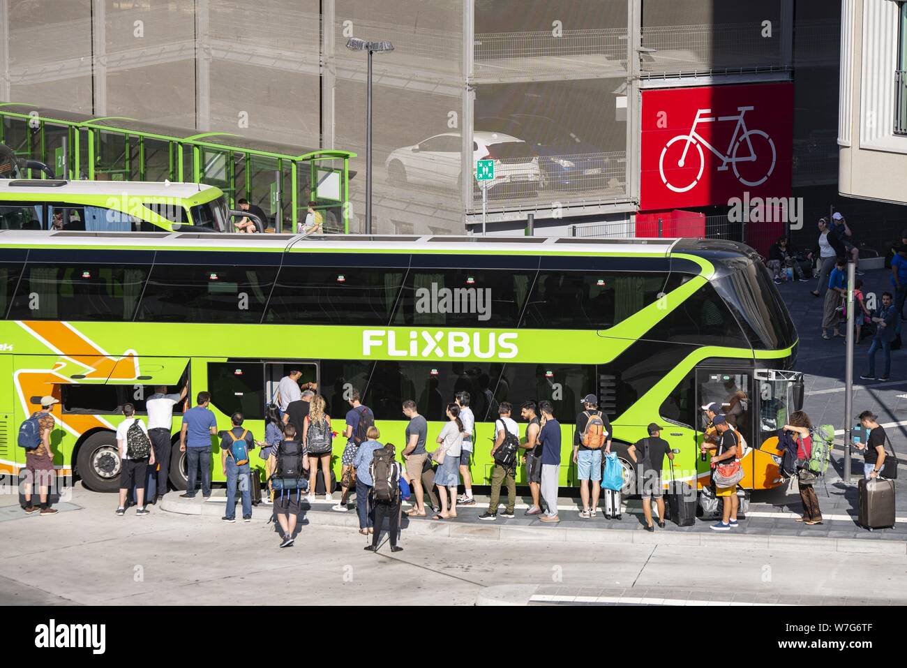 Flixbusses presso la stazione degli autobus in Frankfurt am Main al Stuttgarter Strasse 26 | Utilizzo di tutto il mondo Foto Stock