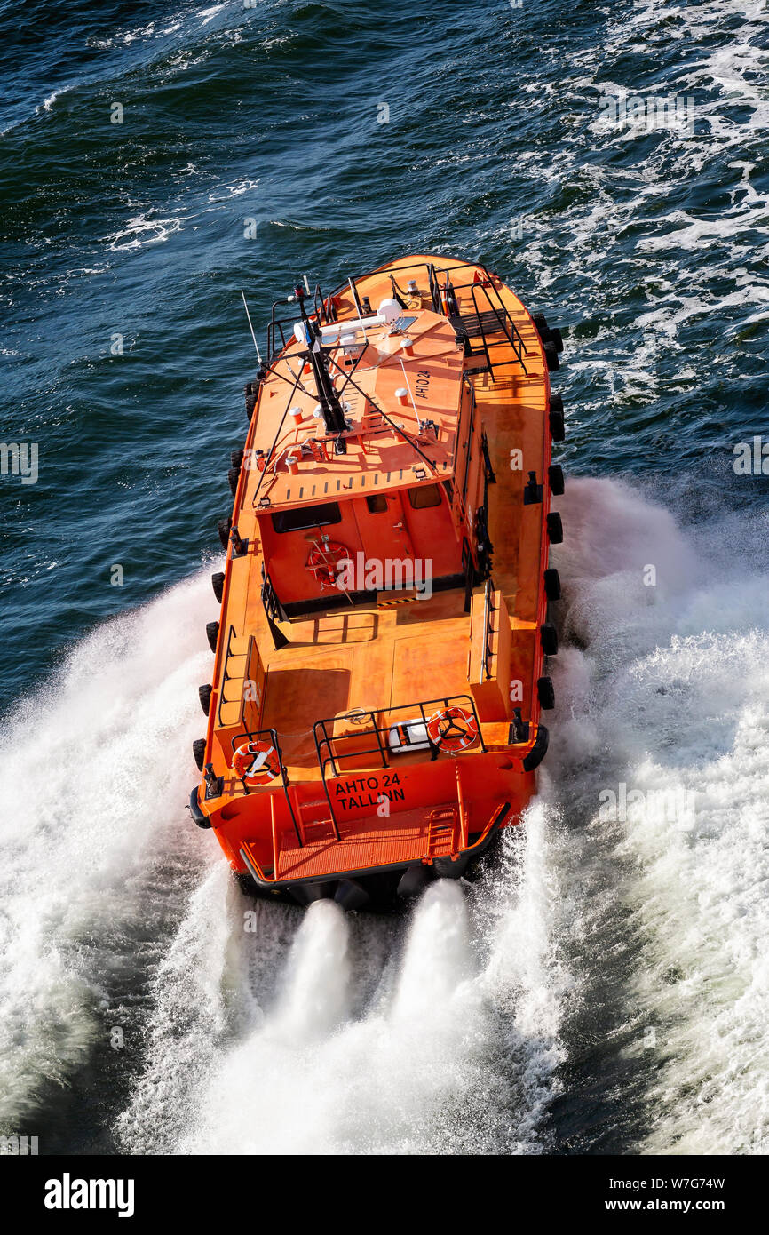 Estonjian barca pilota di schiantarsi attraverso le onde ad alta velocità in mare vicino a Tallinn, in Estonia il 21 Luglio 2019 Foto Stock