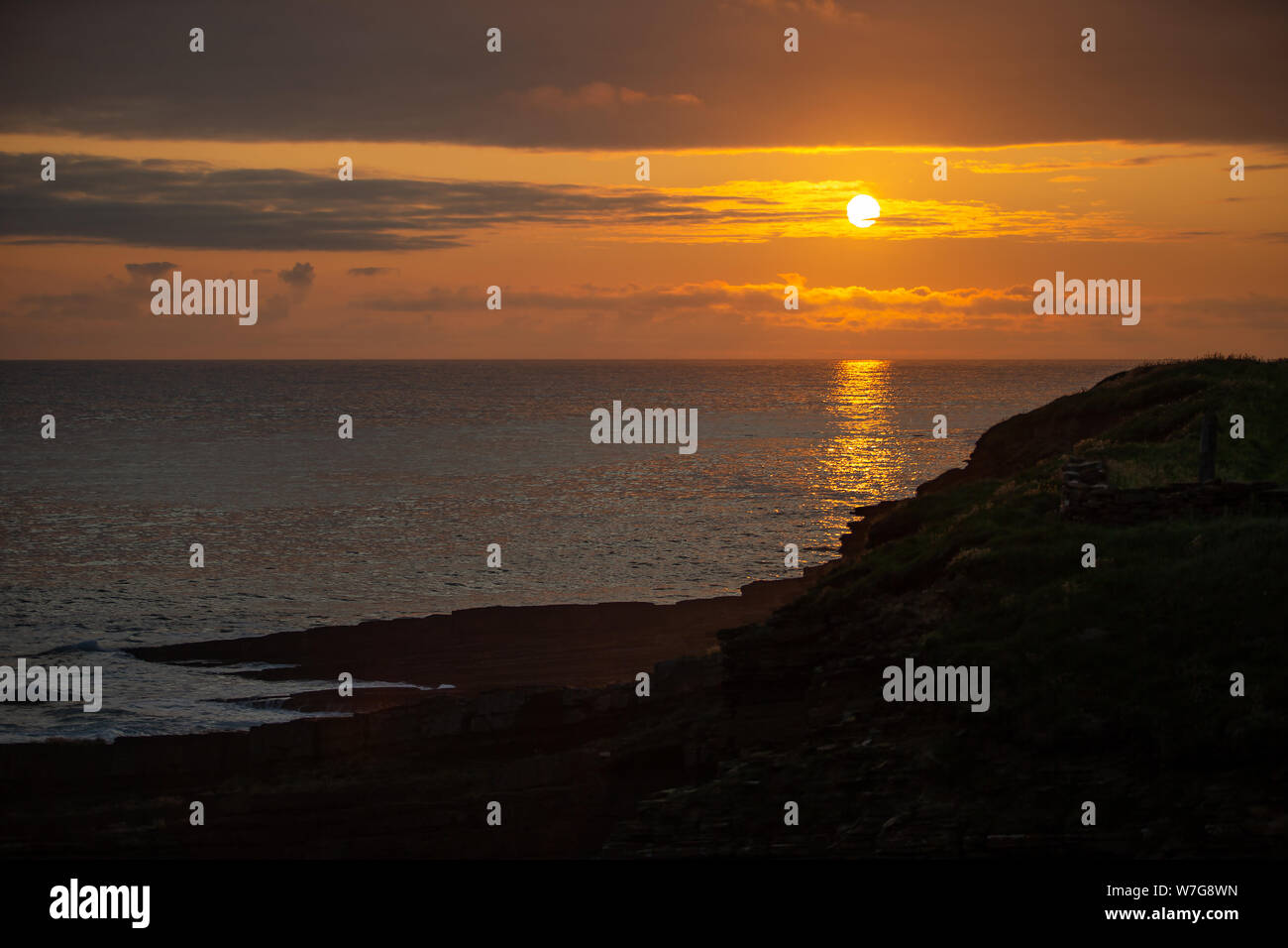 Vista al tramonto lungo la baia di Skaill, isole Orcadi, Scozia Foto Stock