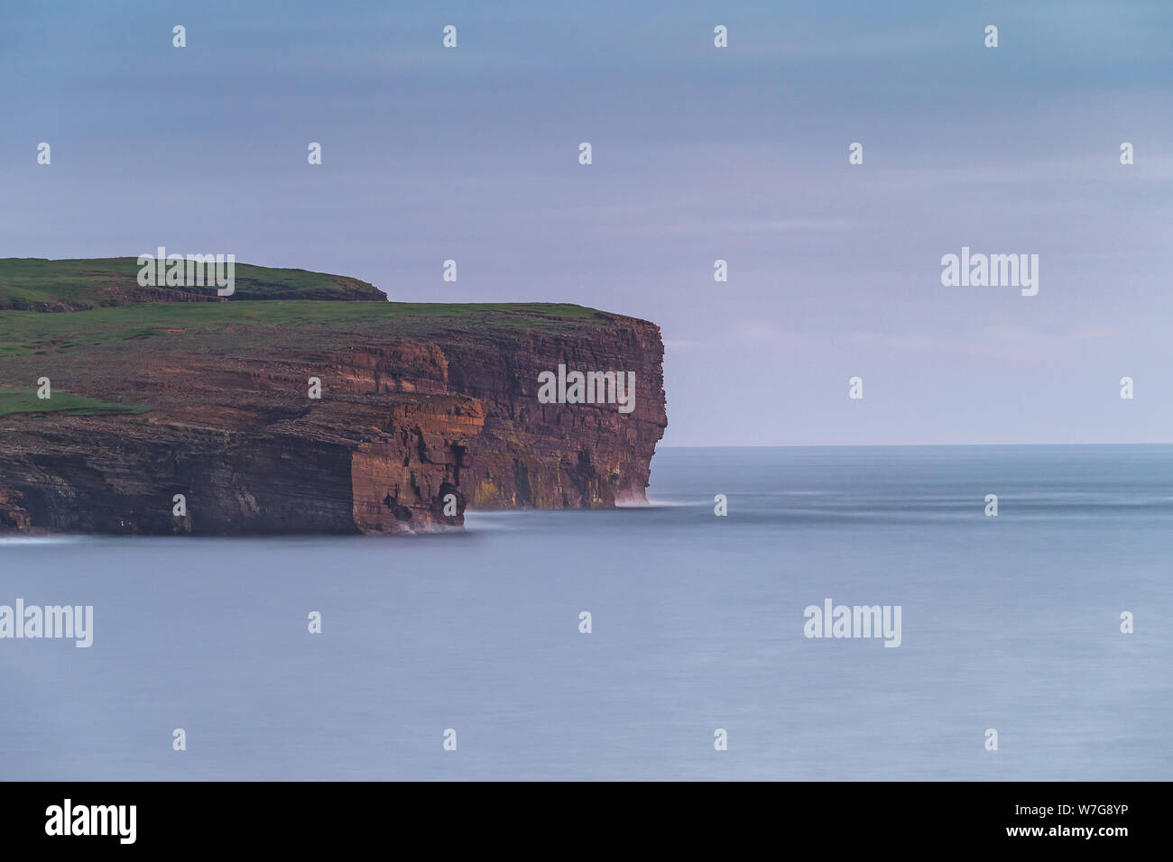 Esposizione a lungo nella luce della sera sulla baia di Skaill sulla Orkney, Scozia Foto Stock