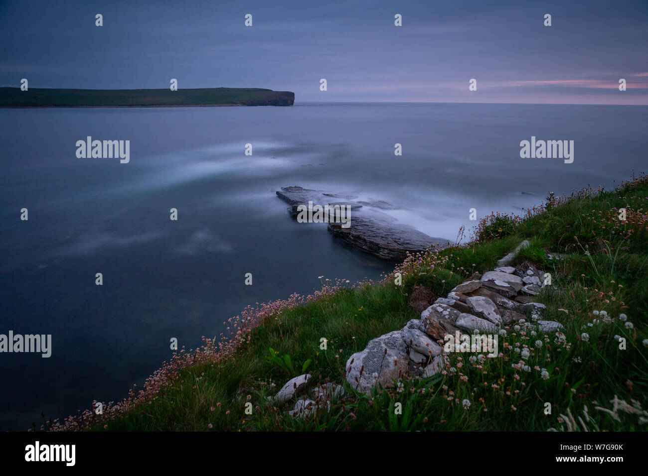 Esposizione a lungo nella luce della sera sulla baia di Skaill sulla Orkney, Scozia Foto Stock