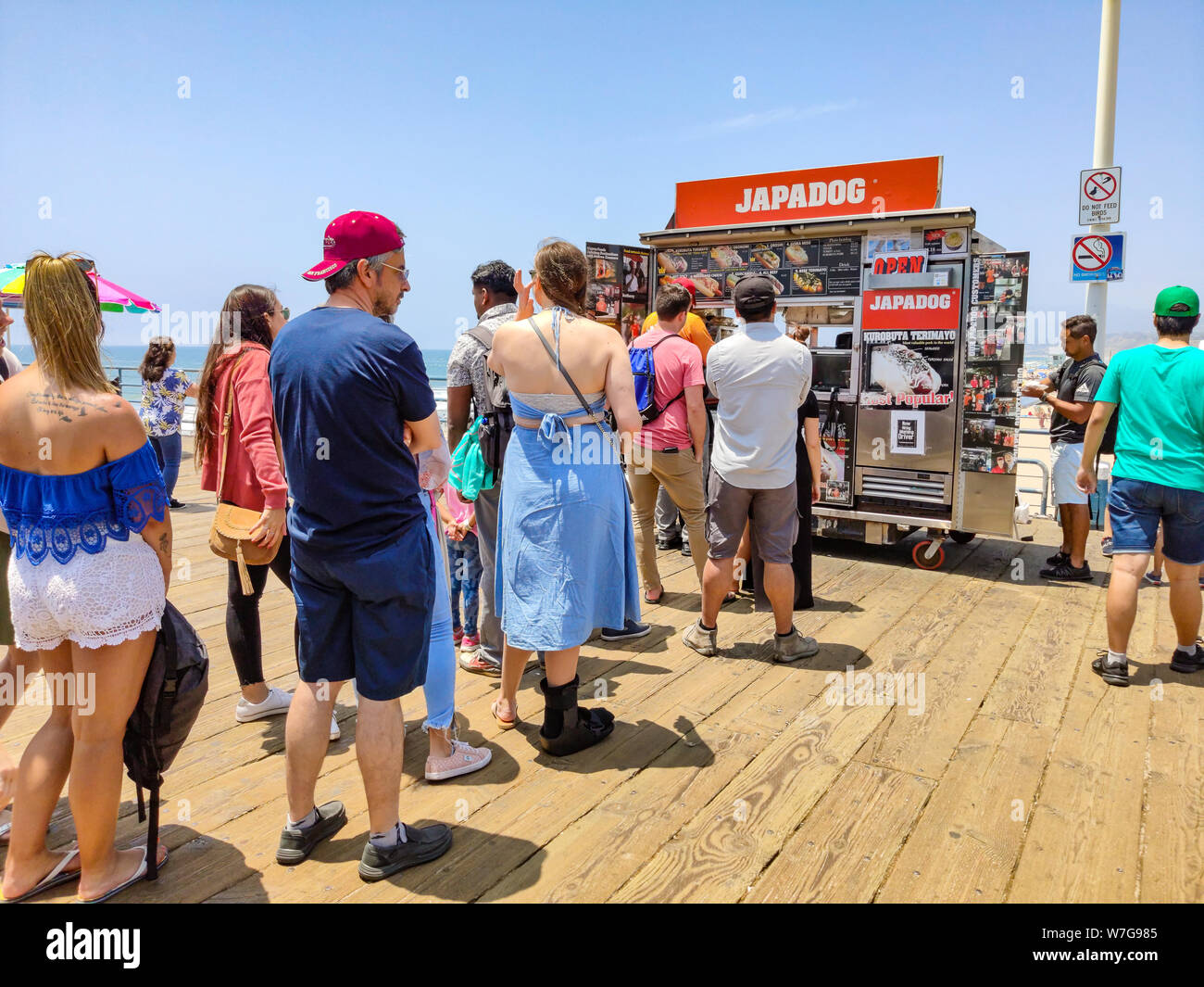 Santa Monica. In California, Stati Uniti d'America. Maggio 30, 2019. Japadog street food, persone coda attendere, sul molo in legno nella parte anteriore del negozio tradizionale per il famoso hotdog. Se Foto Stock