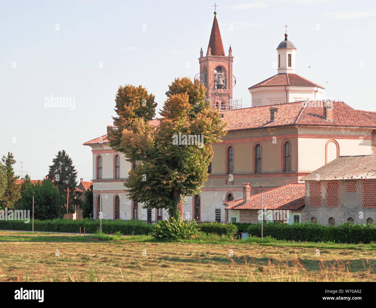 Tipica architettura lombarda di una chiesa nel Naviglio Grande campagna nei pressi di Milano - Italia Foto Stock