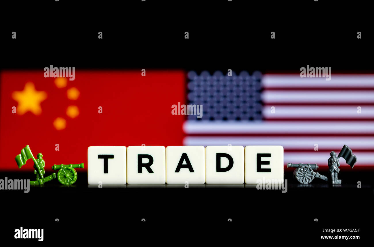Abstract concetto illustrativi delle tariffe e le guerre commerciali tra gli USA e la Cina con le bandiere nazionali in background Foto Stock