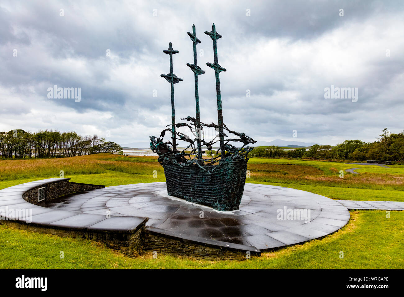 Carestia nazionale Memorial raffigurante una bara di nave in Murrisk. Contea di Mayo, Irlanda Foto Stock