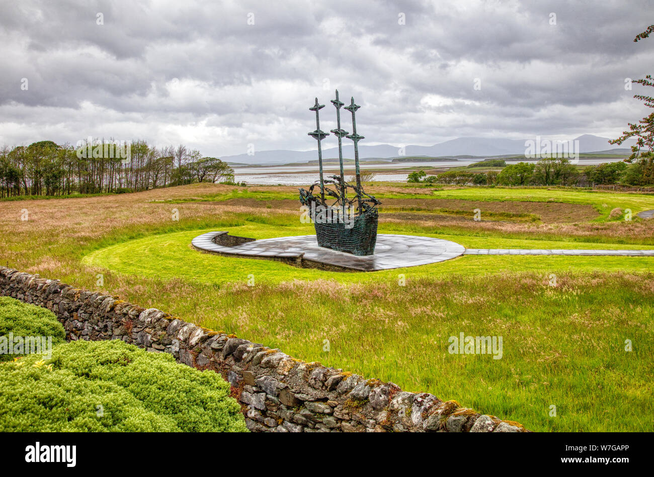 Carestia nazionale Memorial raffigurante una bara di nave in Murrisk. Contea di Mayo, Irlanda Foto Stock