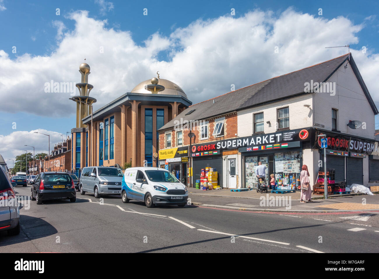 L'Abu Bakr Centro Islamico moschea e Grosik supermercato sulla strada di Oxford in Reading, Berkshire, Regno Unito Foto Stock