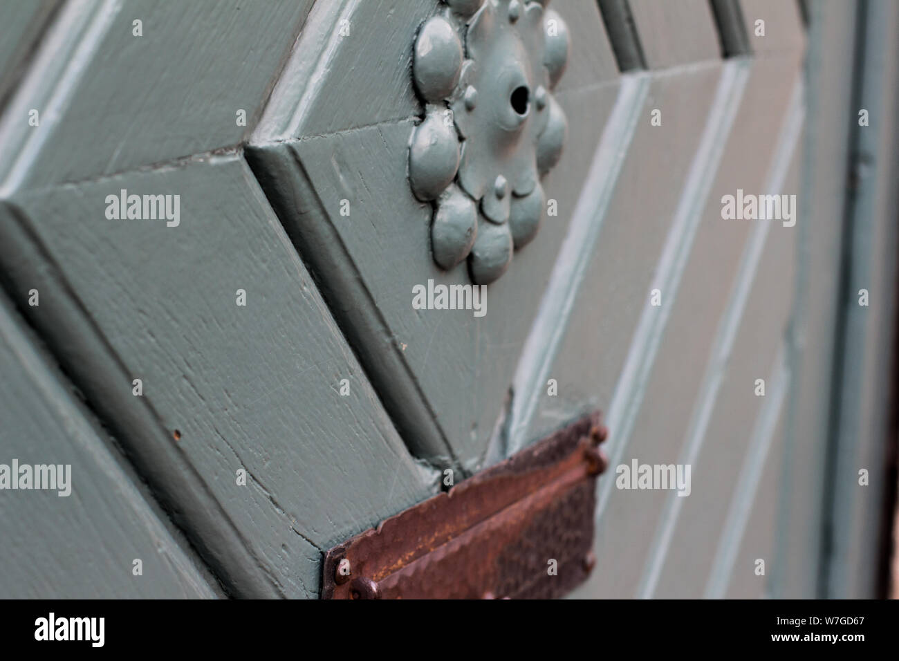 Extreme closeup di vecchi monumenti medievali porta in legno dipinto in azzurro wirth ritagli di ottone nel centro di Hannover, Germania Foto Stock