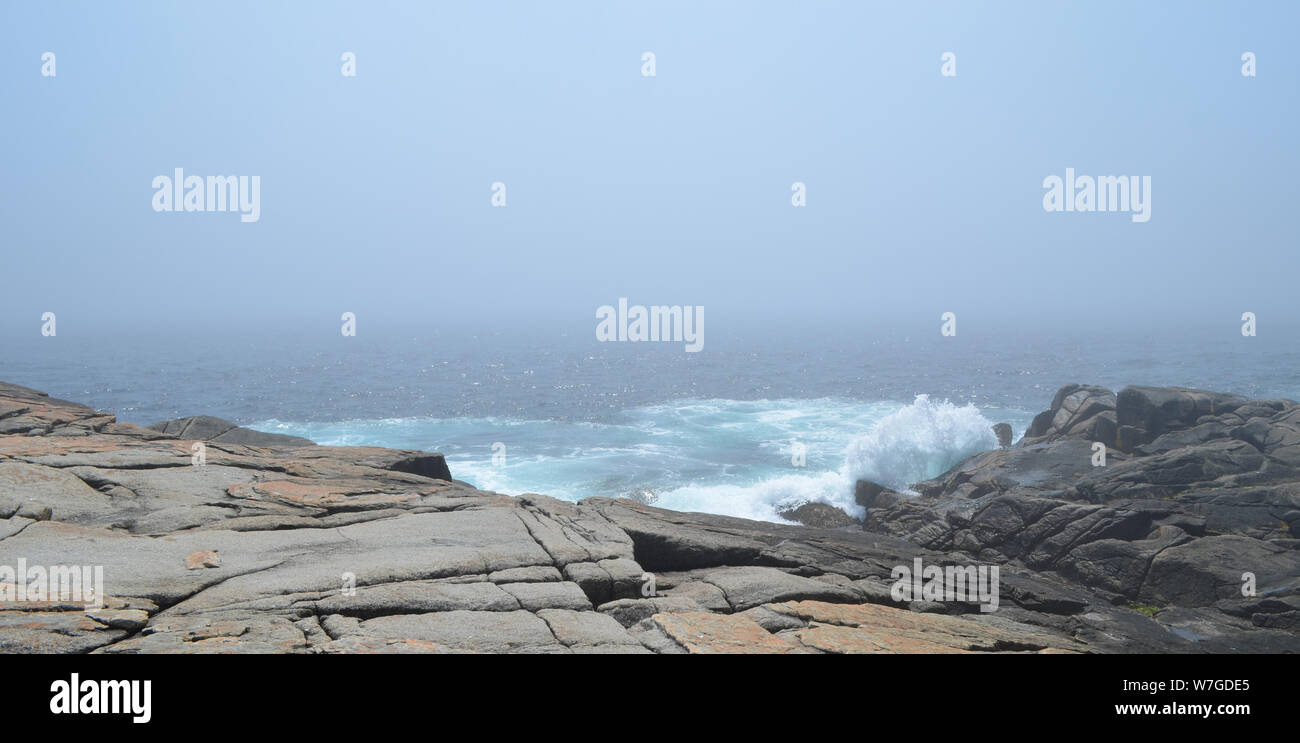 Estate in Nova Scotia: onde Crash a Peggy's Cove come la nebbia si chiude Foto Stock