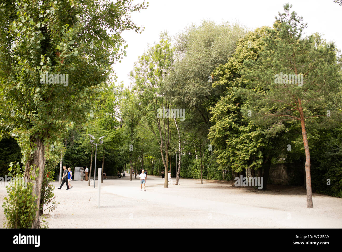 Il sentiero pedonale da Pater-Roth-Strasse al sito commemorativo del campo di concentramento di Dachau, in Germania. Foto Stock
