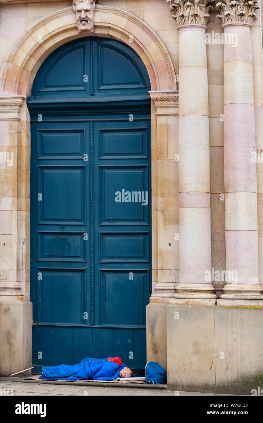 Northampton traversina irregolare nel mezzo del centro città dormendo midmorning sui gradini del municipio, Northamptonshire, Regno Unito Foto Stock