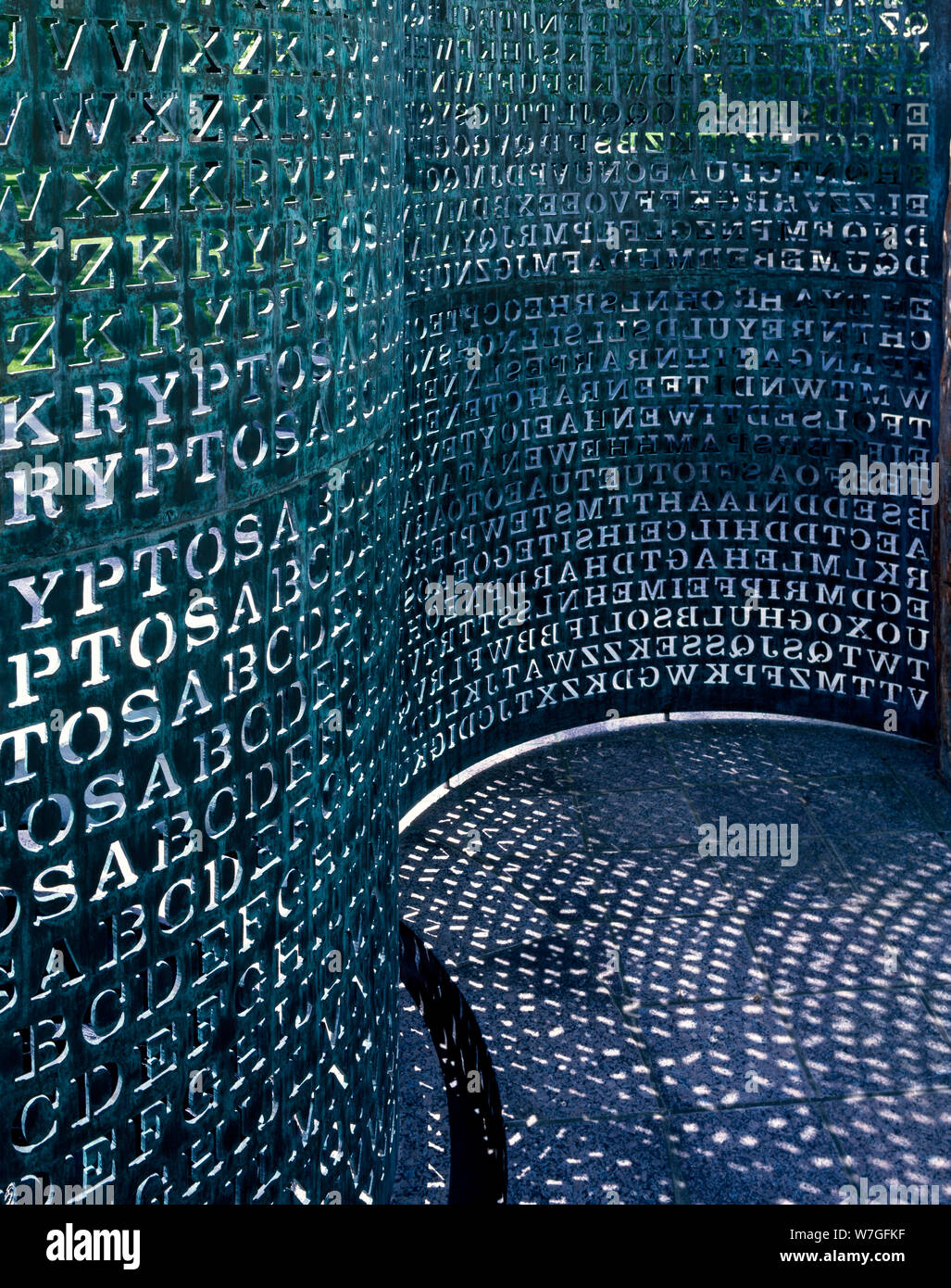 Arte fatta di nome in codice Kryptos siede sui terreni della C.I.A. Sede in Virginia Foto Stock